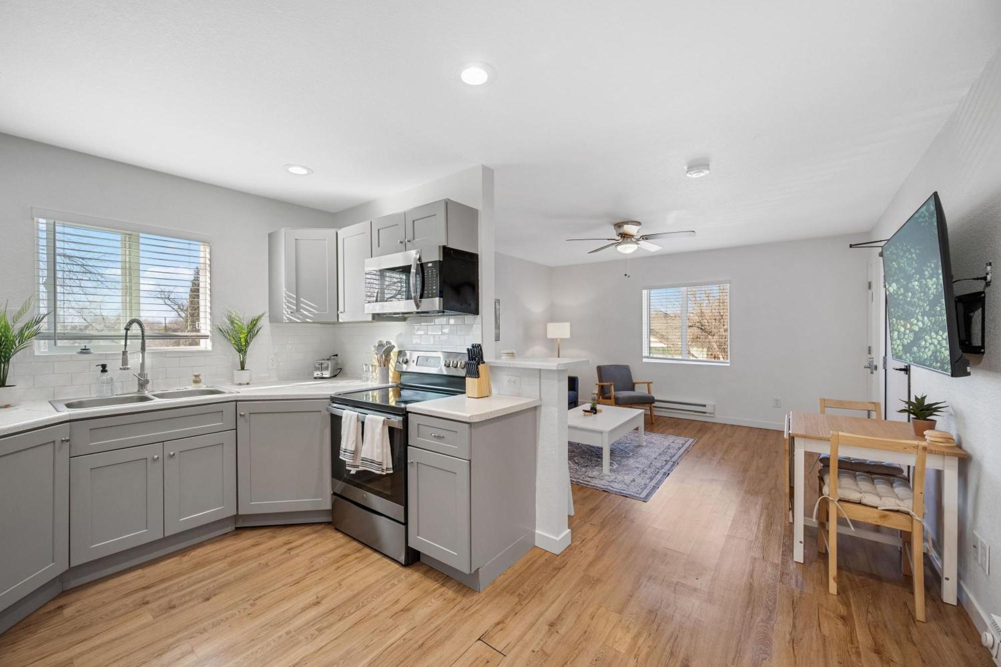 Beautiful Work Retreat In Near Downtown Apartment